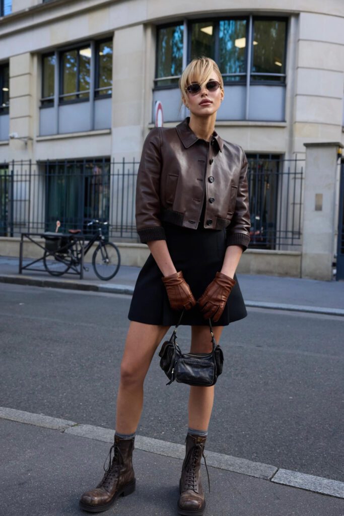 mujer con gafas y botas militares