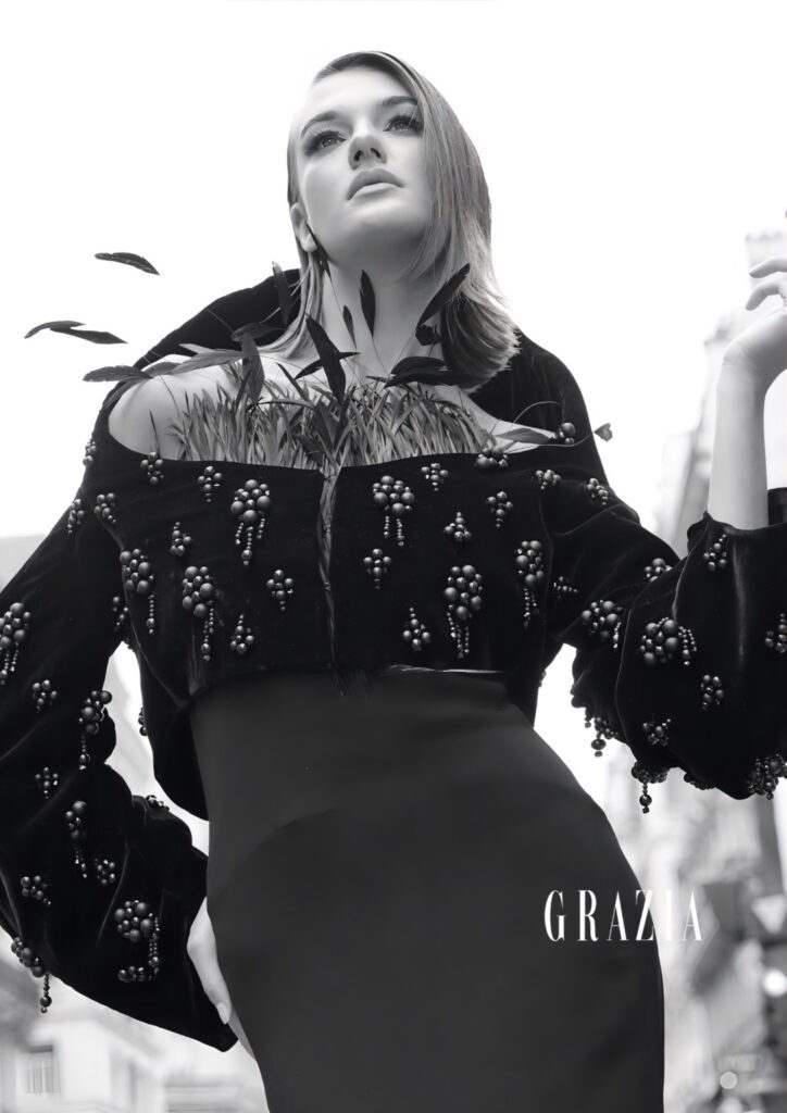 modelo en paris con vestido de gala