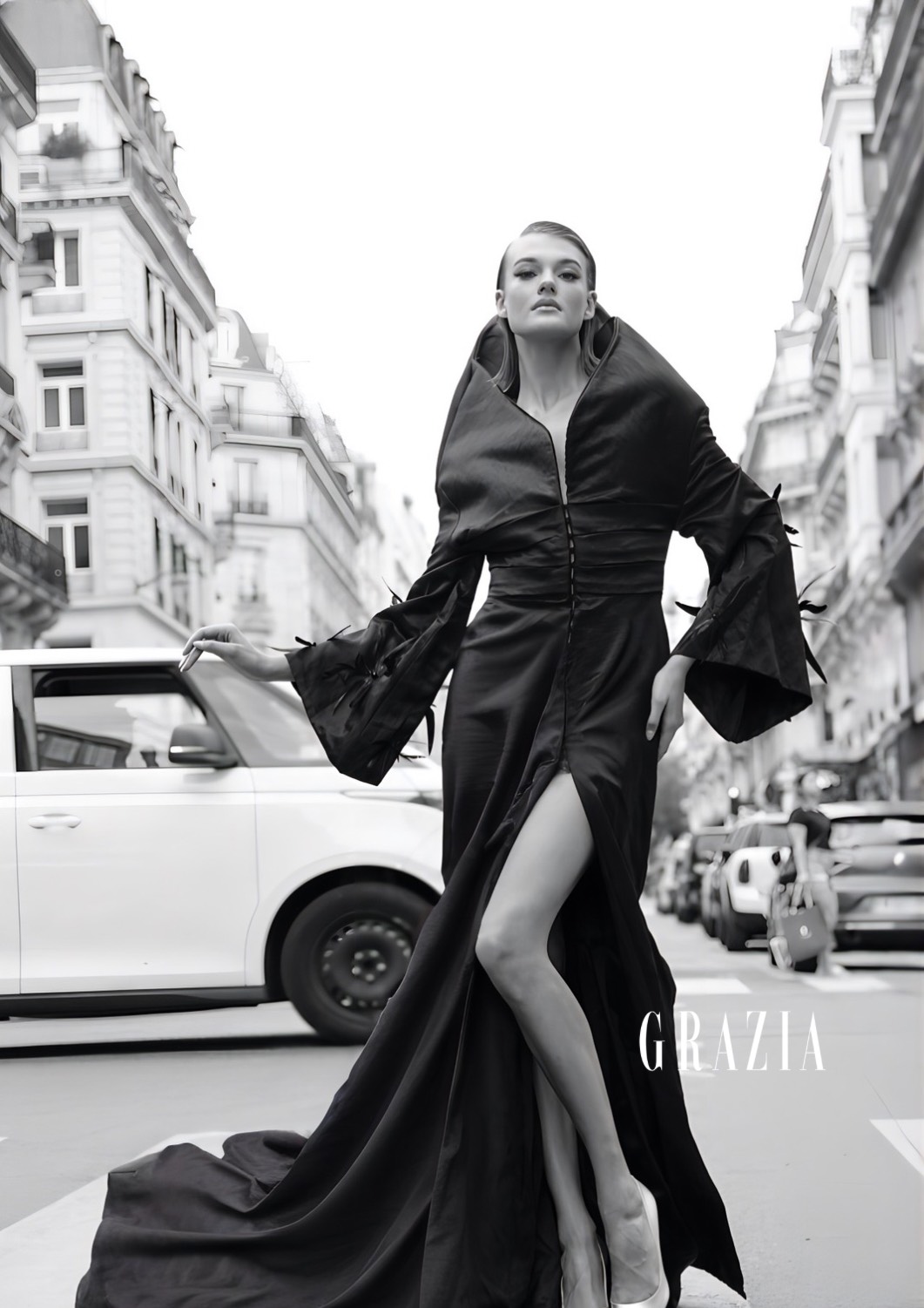 modelo en paris con vestido de gala