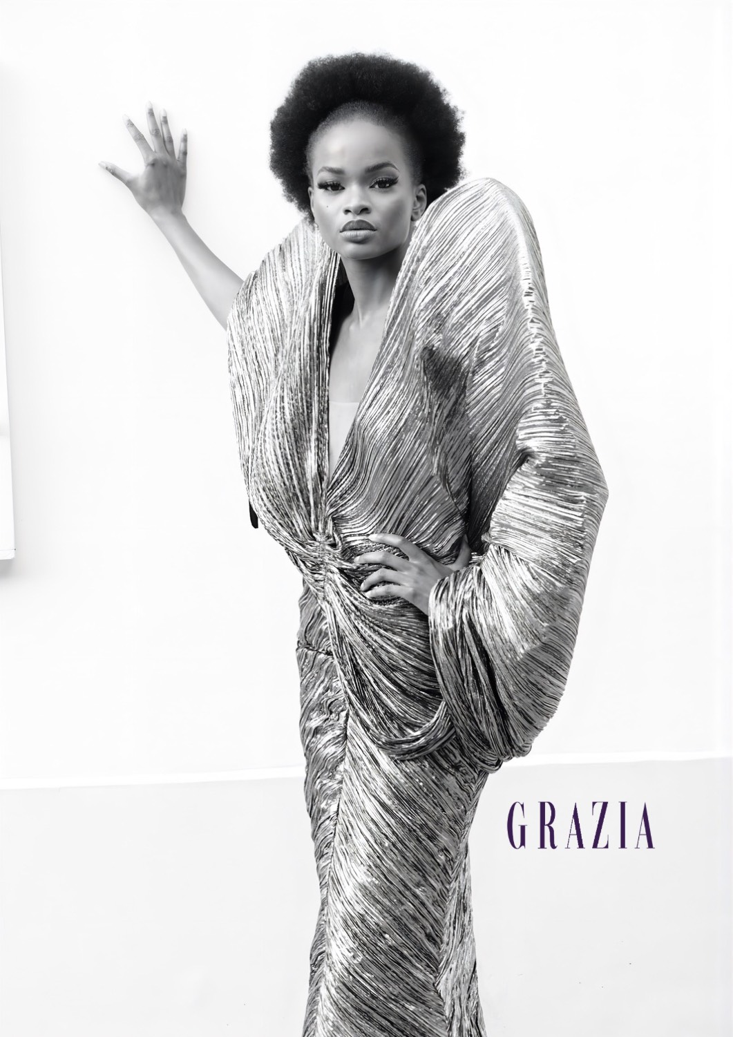 modelo en paris con vestido de gala
