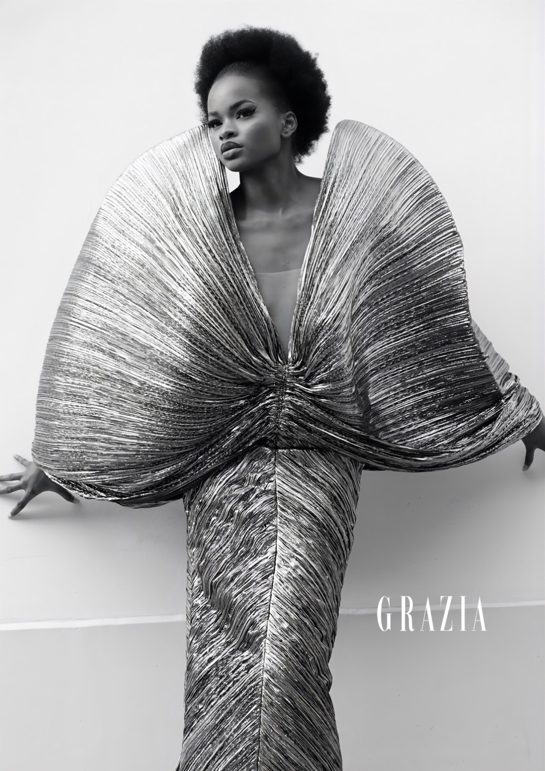 modelo en paris con vestido de gala