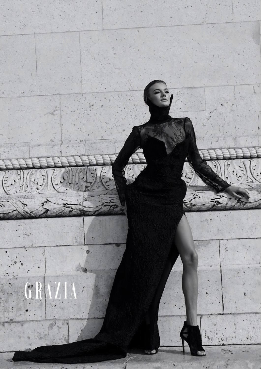 modelo en paris con vestido de gala