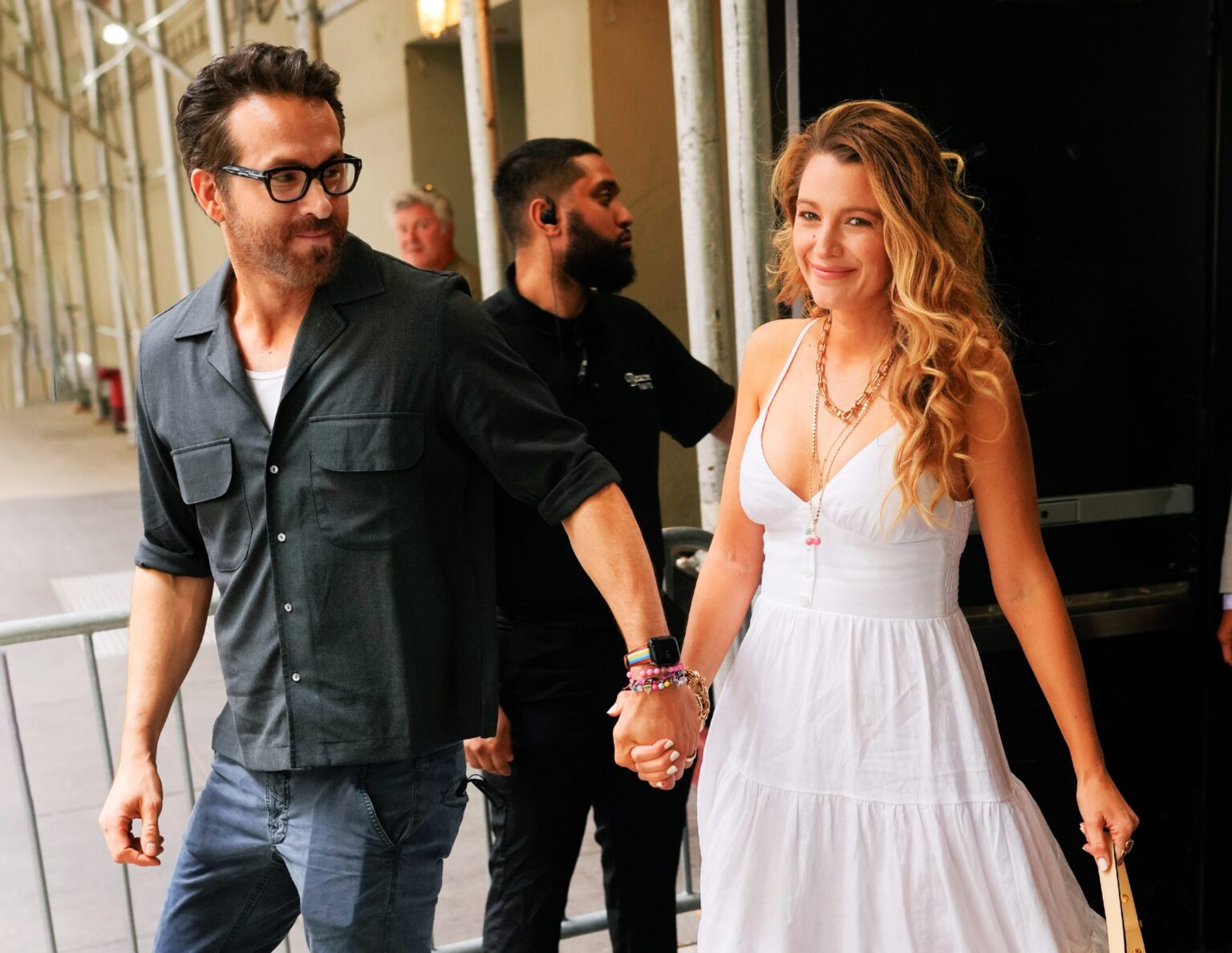 mujer tomando de la mano a un hombre