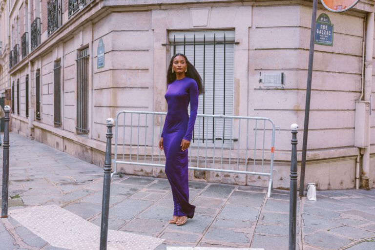Mujer con vestido elegante violeta