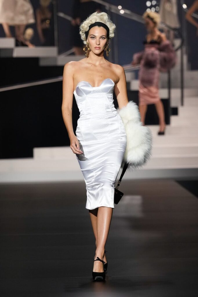 mujer modelando con vestido blanco