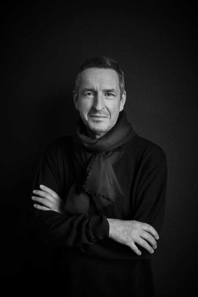 hombre cruazado de brazos en blanco y negro