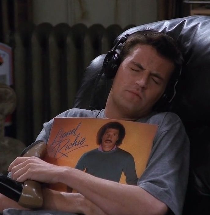 hombre con un Lp de Lionel Richie