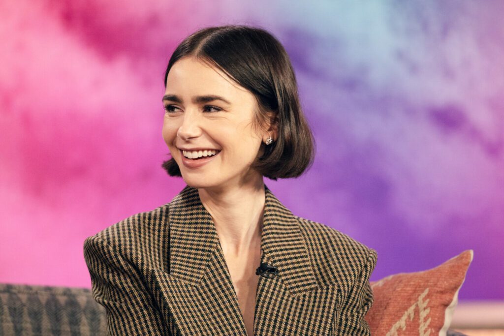 mujer con cabello corto sonriendo