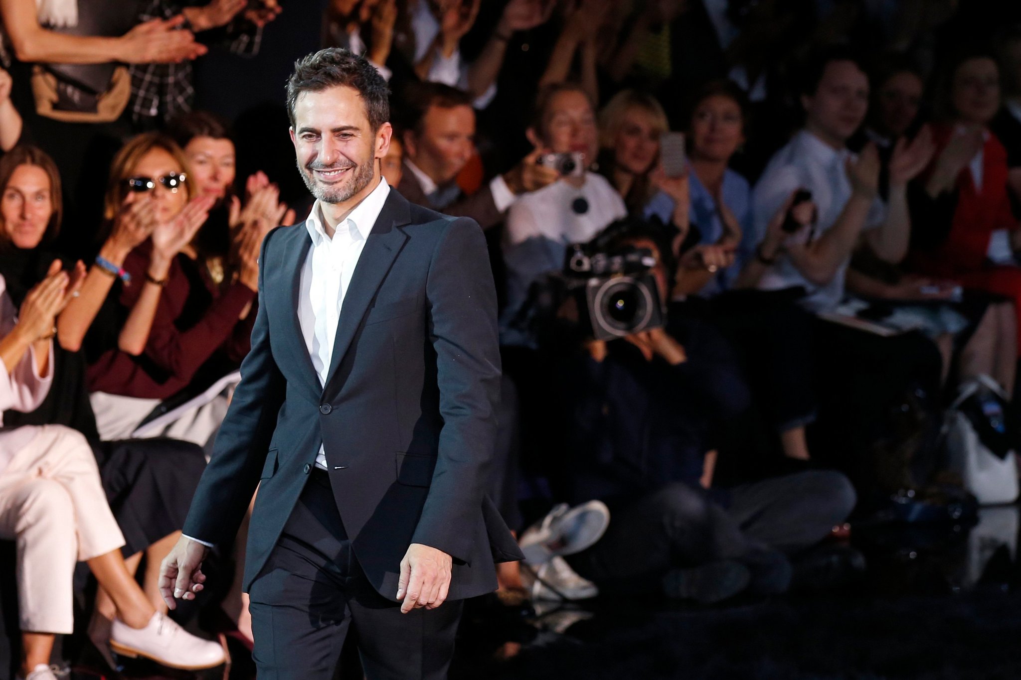 hombre con traje en pasarela