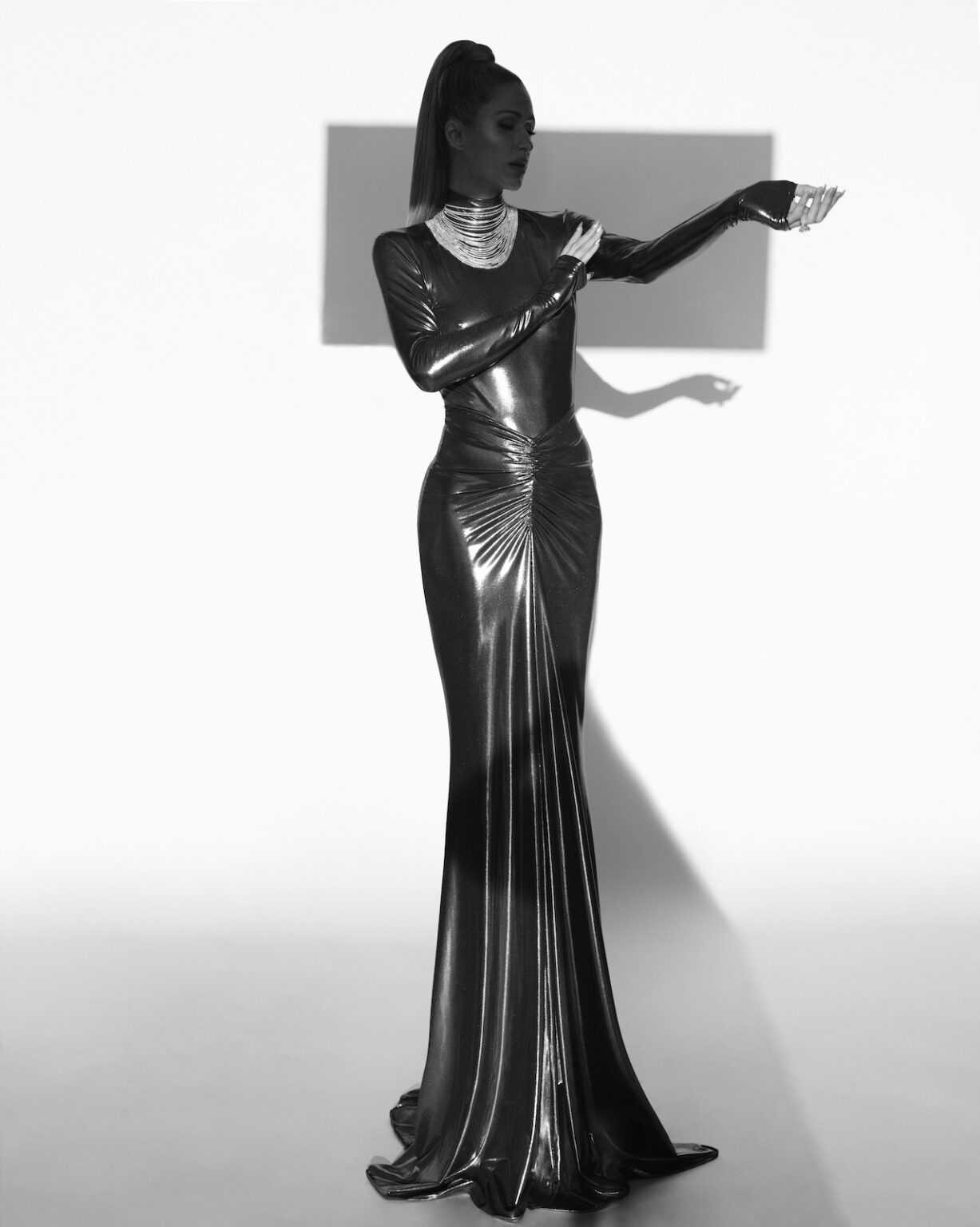 mujer con vestido elegante