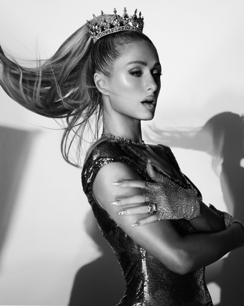 mujer con una corona