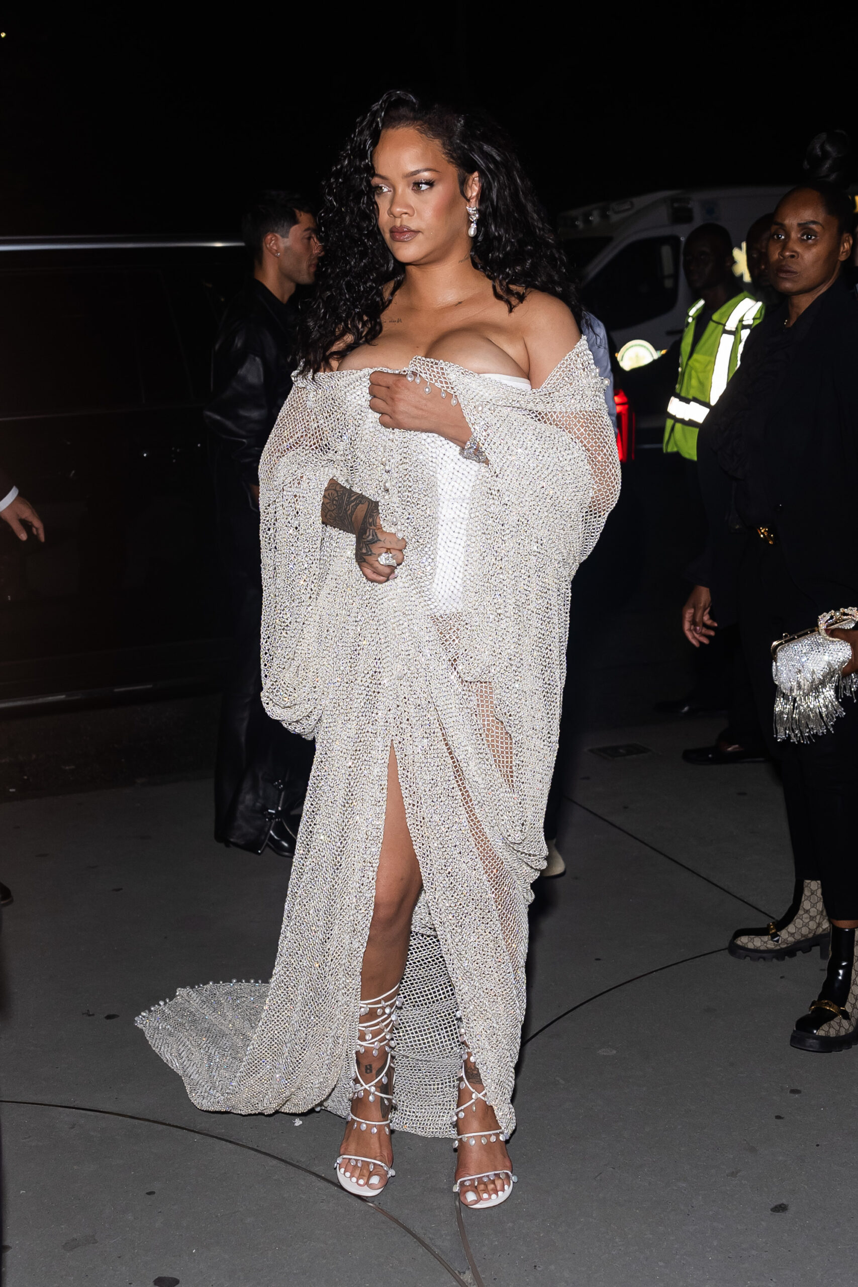 mujer con vestido blanco elegante